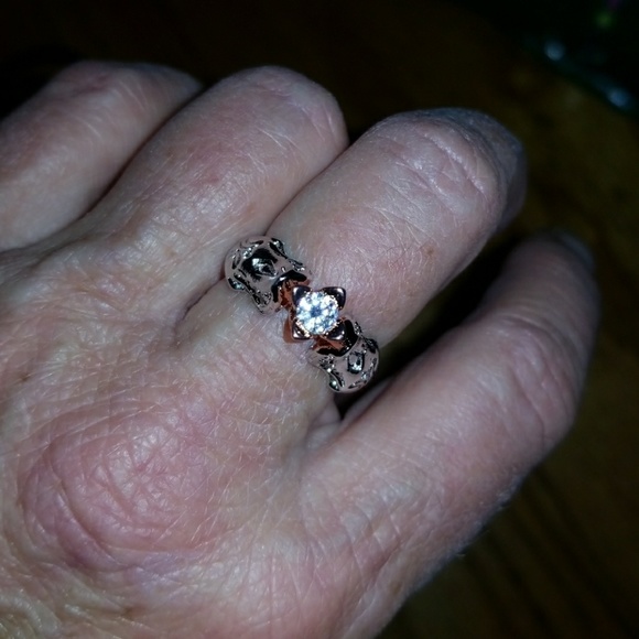 Beautiful 2 tone, flower ring - Picture 1 of 6